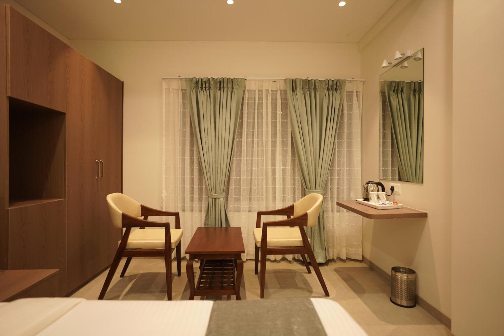 A Square Executive Hotel Aurangabad  Buitenkant foto
