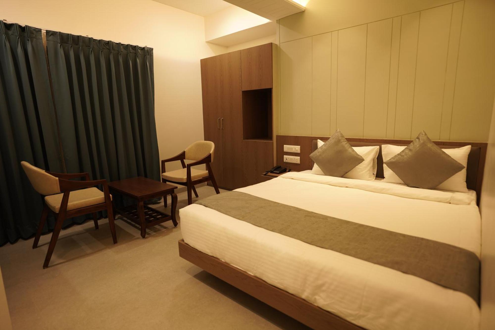 A Square Executive Hotel Aurangabad  Buitenkant foto